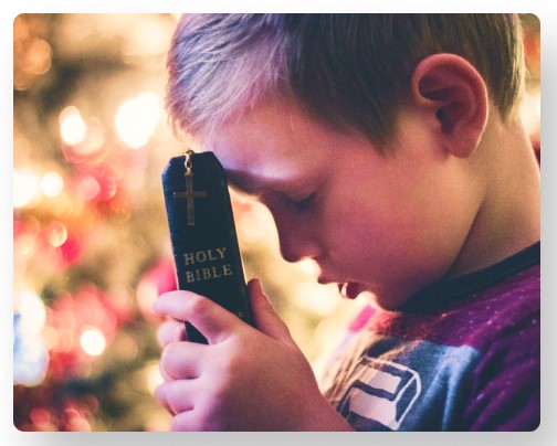 small boy praying